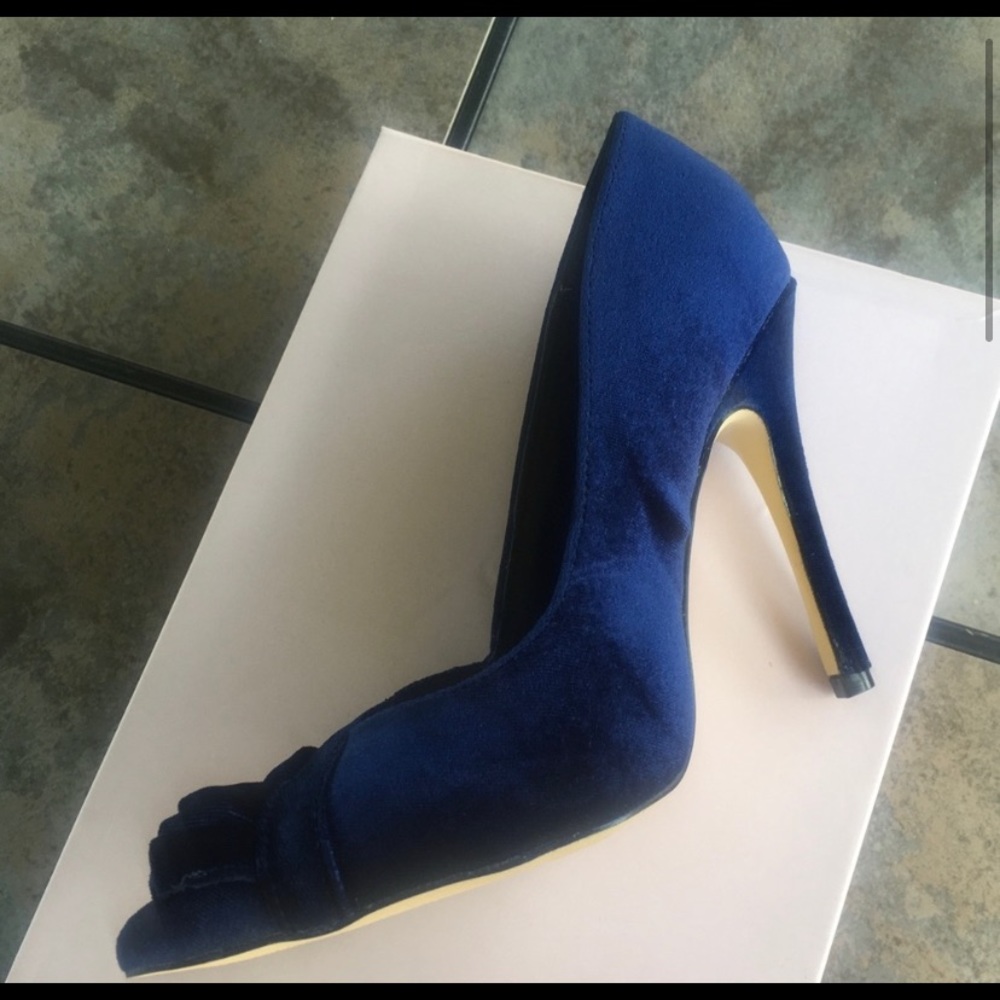 JustFab Navy Ruffle Pumps 7.5 - Picture 3 of 4